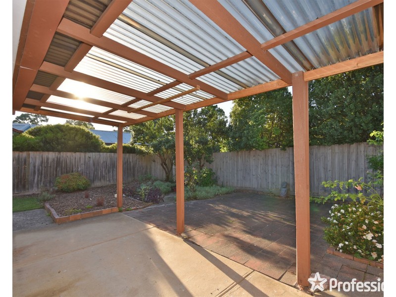 2 Hyde Park Walk, Mooroolbark VIC 3138