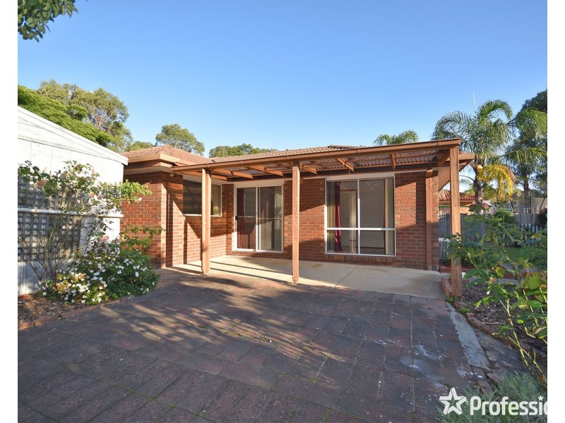 2 Hyde Park Walk, Mooroolbark VIC 3138