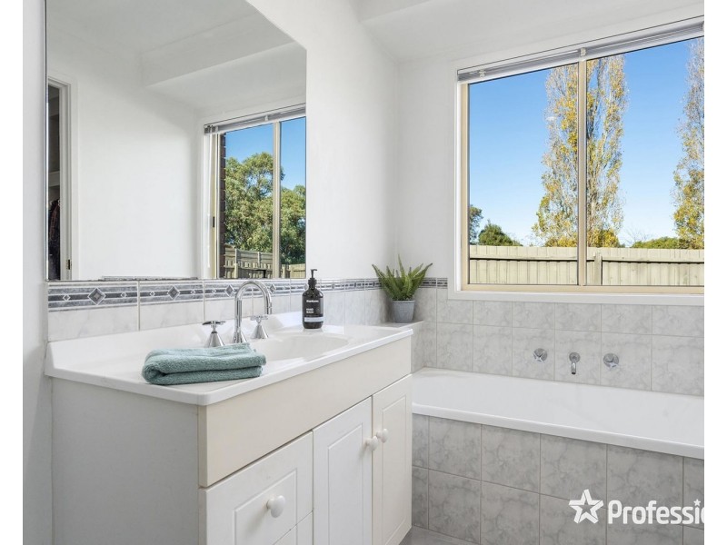 11 Cosmo Court, Kilsyth VIC 3137