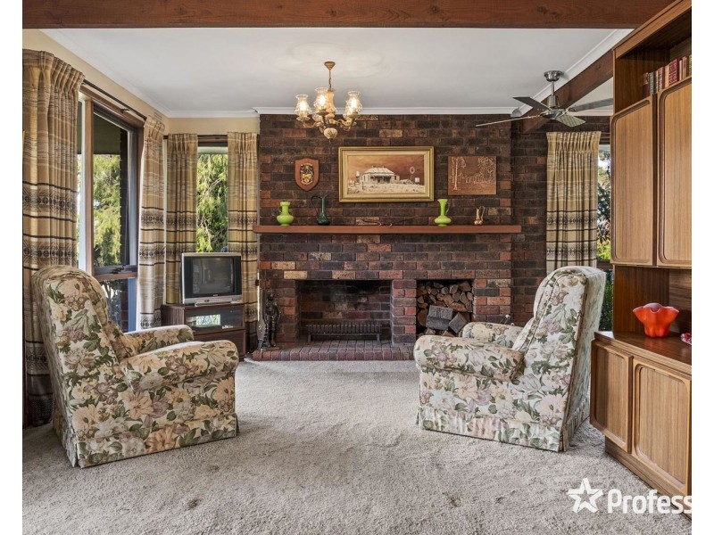 22 Eastwood Crescent, Mooroolbark VIC 3138