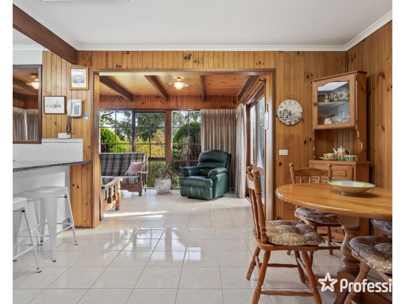 22 Eastwood Crescent, Mooroolbark VIC 3138