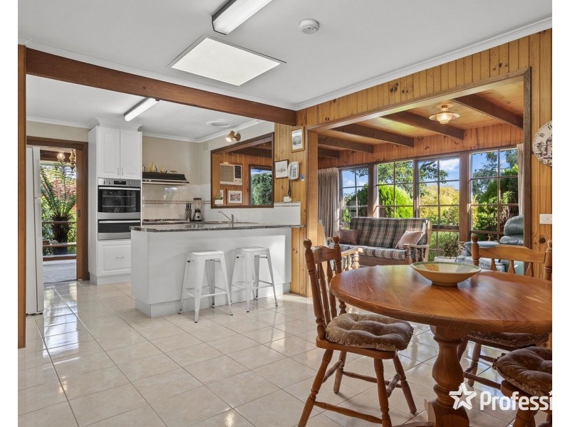 22 Eastwood Crescent, Mooroolbark VIC 3138