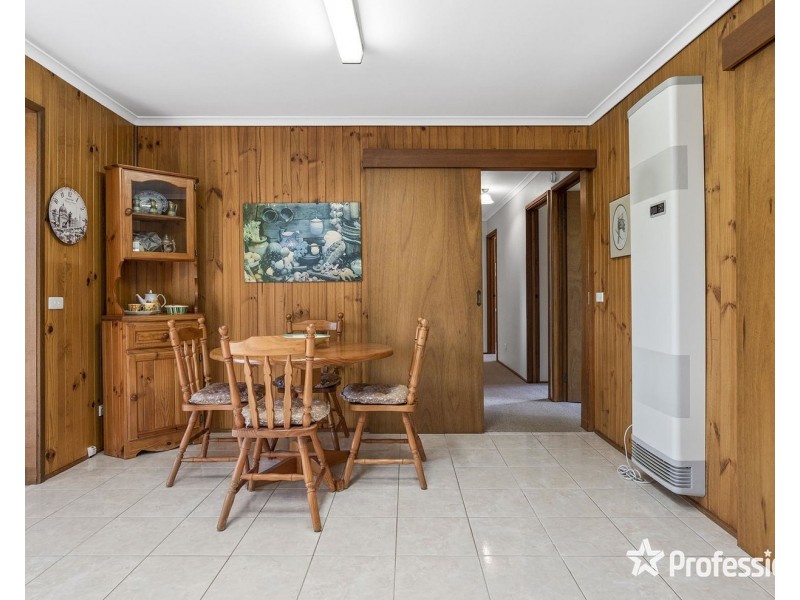 22 Eastwood Crescent, Mooroolbark VIC 3138