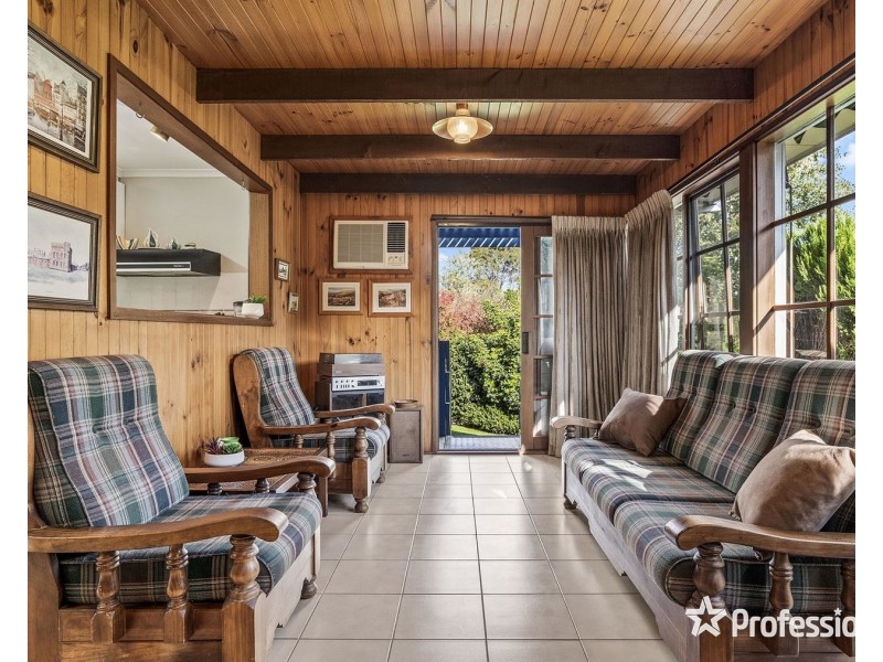 22 Eastwood Crescent, Mooroolbark VIC 3138