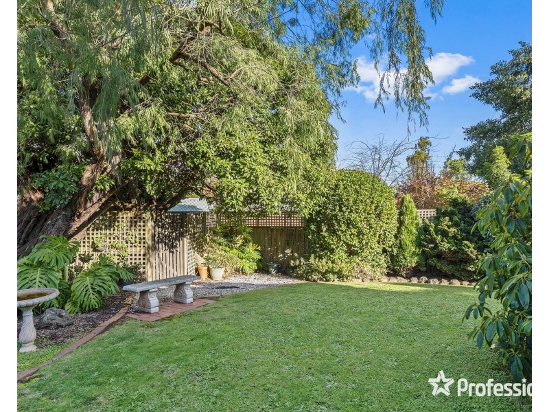22 Eastwood Crescent, Mooroolbark VIC 3138