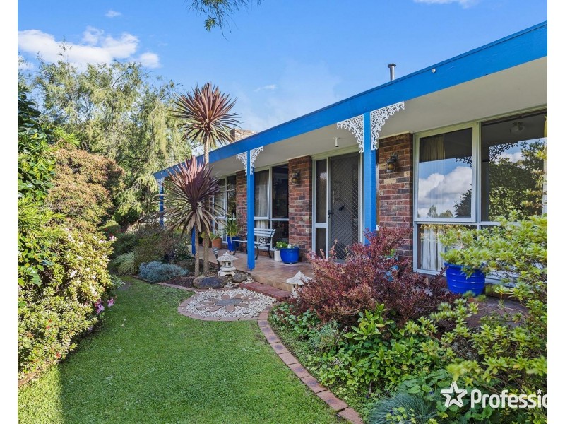 22 Eastwood Crescent, Mooroolbark VIC 3138