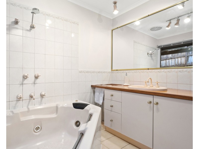 1 Trenton Place, Mooroolbark VIC 3138