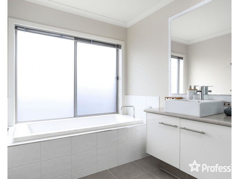 12 Carole Avenue, Chirnside Park VIC 3116