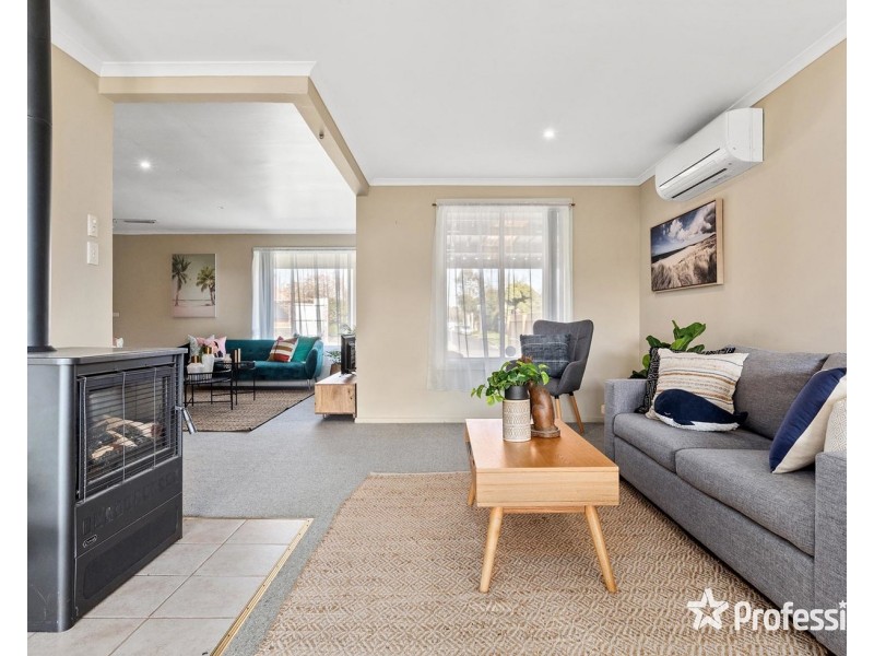 10 Jillian Street, Mooroolbark VIC 3138