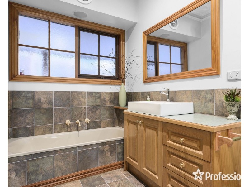 15 Rangeview Road, Mount Evelyn VIC 3796