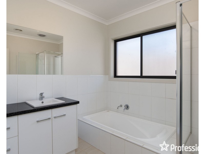 15A Nolan Avenue, Mooroolbark VIC 3138