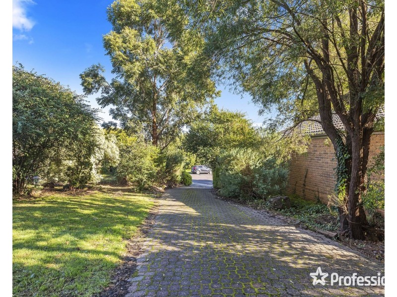 6 Kambora Court, Mooroolbark VIC 3138