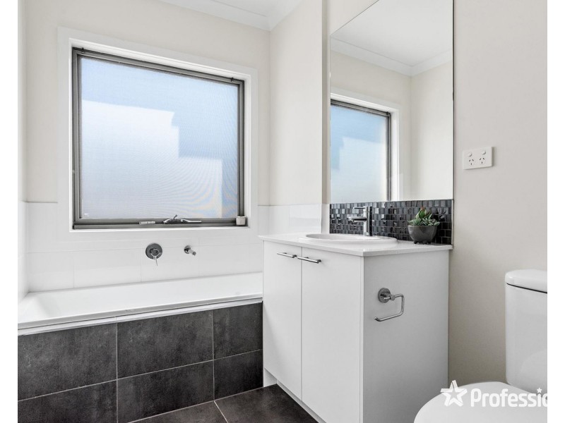 5 Lithgow Way, Mooroolbark VIC 3138