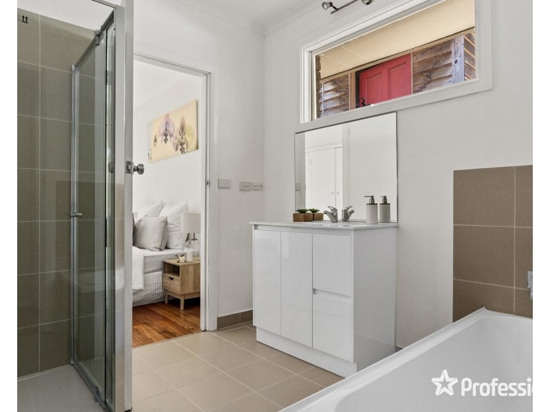 32 Meadowlark Lane, Mooroolbark VIC 3138