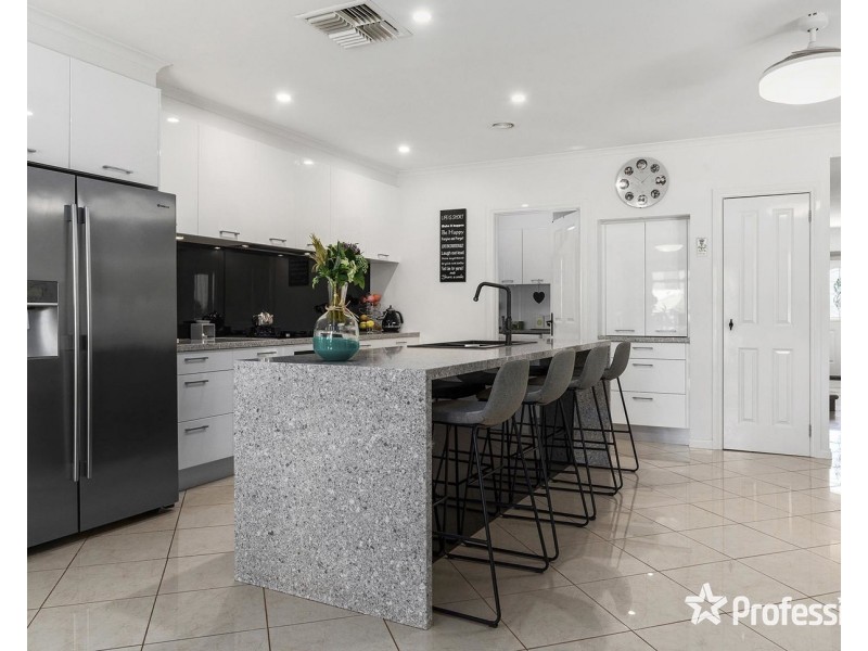 15 Regency Rise, Chirnside Park VIC 3116