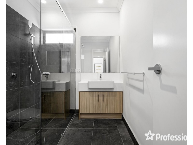 2 Lotus Close, Mooroolbark VIC 3138