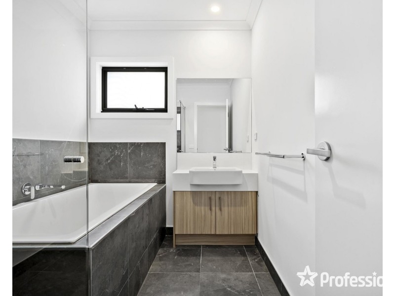 2 Lotus Close, Mooroolbark VIC 3138