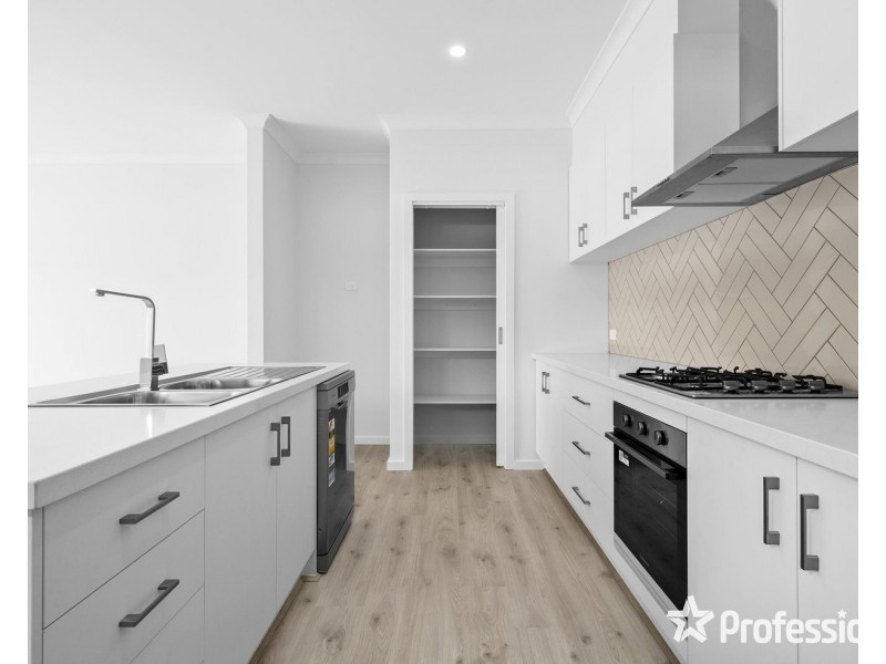 2 Lotus Close, Mooroolbark VIC 3138