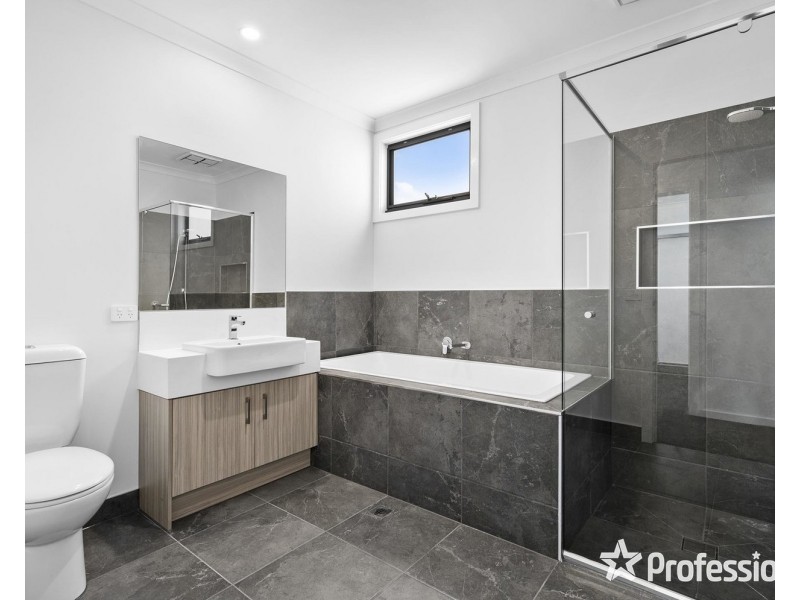 2 Lotus Close, Mooroolbark VIC 3138