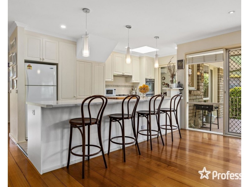 16 Bimbadeen Drive, Mooroolbark VIC 3138