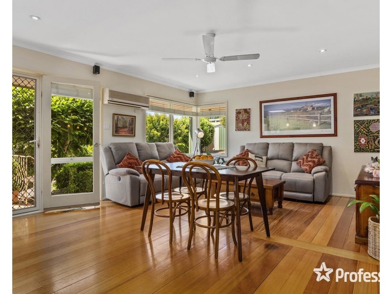 16 Bimbadeen Drive, Mooroolbark VIC 3138