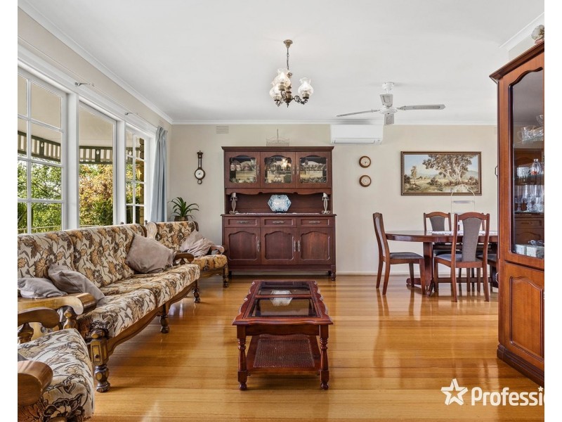 16 Bimbadeen Drive, Mooroolbark VIC 3138