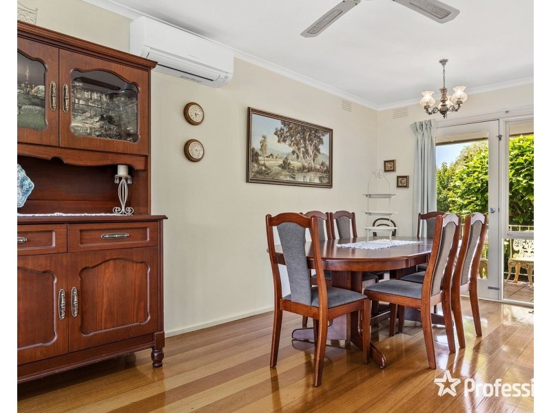 16 Bimbadeen Drive, Mooroolbark VIC 3138