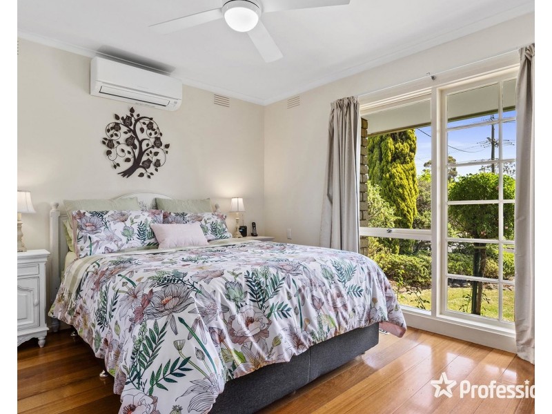 16 Bimbadeen Drive, Mooroolbark VIC 3138