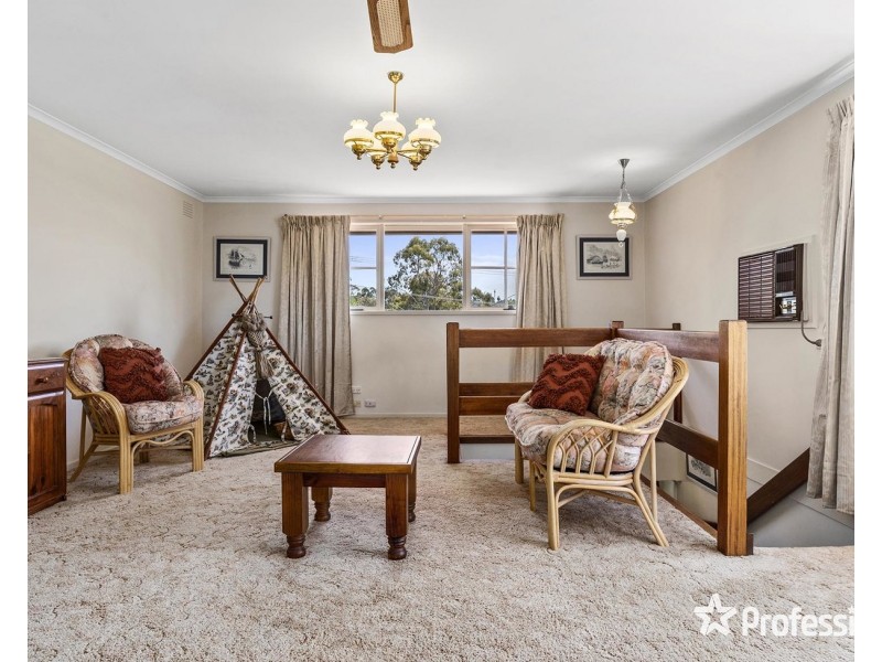 16 Bimbadeen Drive, Mooroolbark VIC 3138