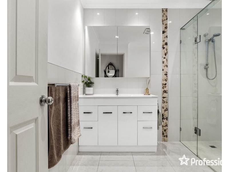 16 Bimbadeen Drive, Mooroolbark VIC 3138