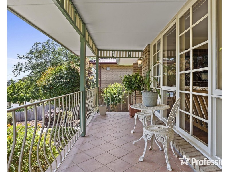 16 Bimbadeen Drive, Mooroolbark VIC 3138