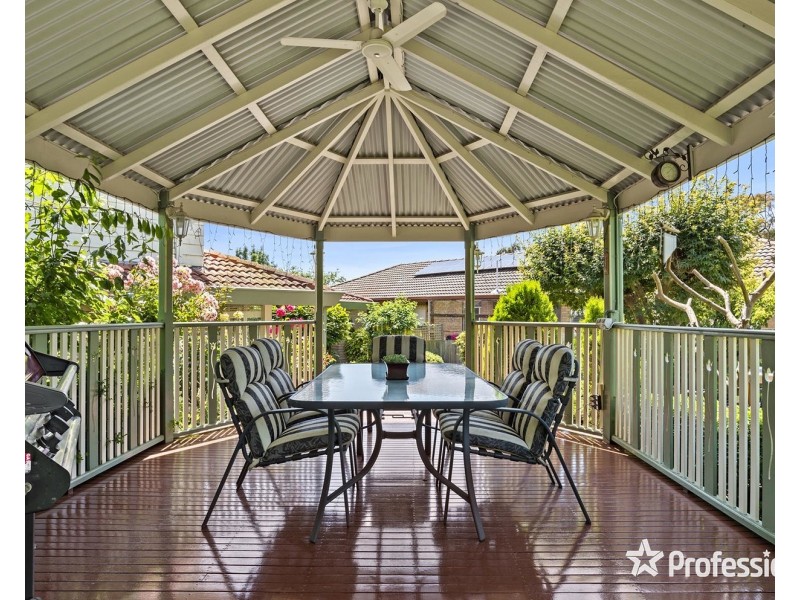 16 Bimbadeen Drive, Mooroolbark VIC 3138