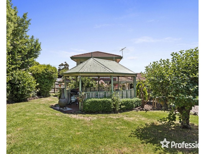 16 Bimbadeen Drive, Mooroolbark VIC 3138