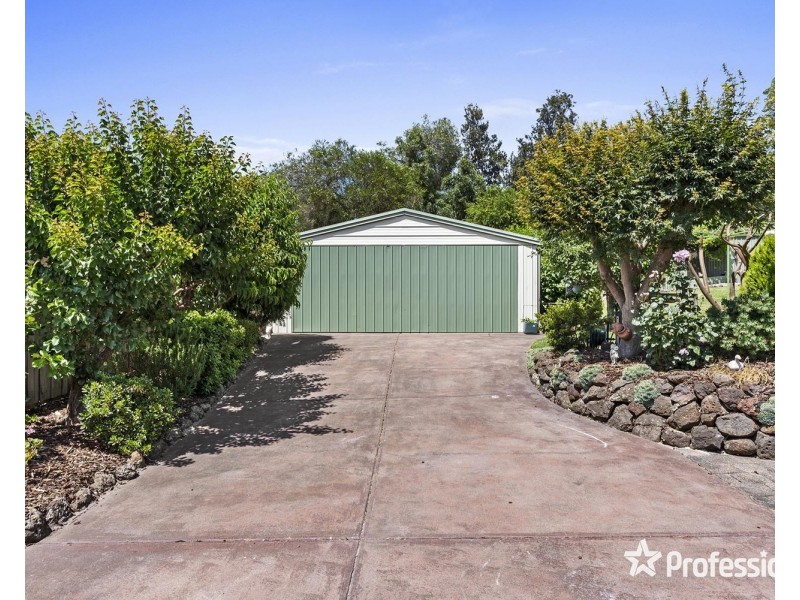 16 Bimbadeen Drive, Mooroolbark VIC 3138