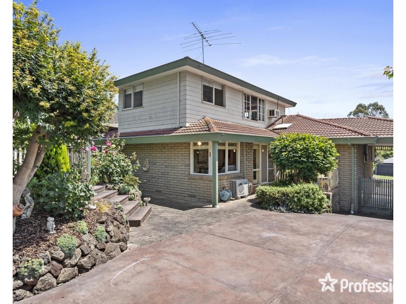 16 Bimbadeen Drive, Mooroolbark VIC 3138