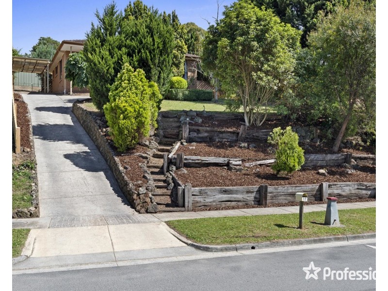 17 Penola Drive, Seville VIC 3139