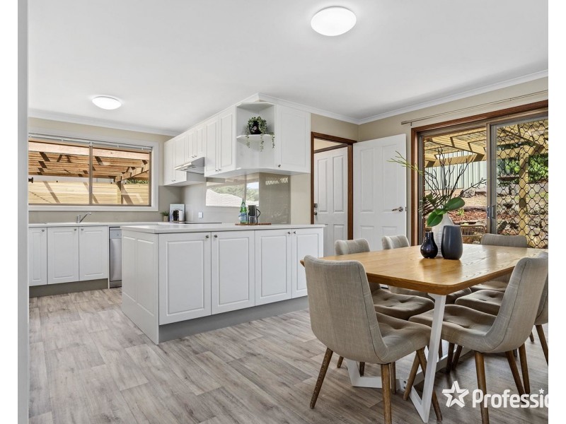 17 Penola Drive, Seville VIC 3139