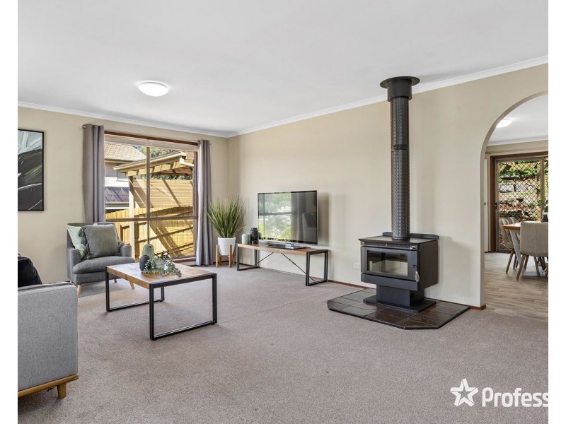 17 Penola Drive, Seville VIC 3139