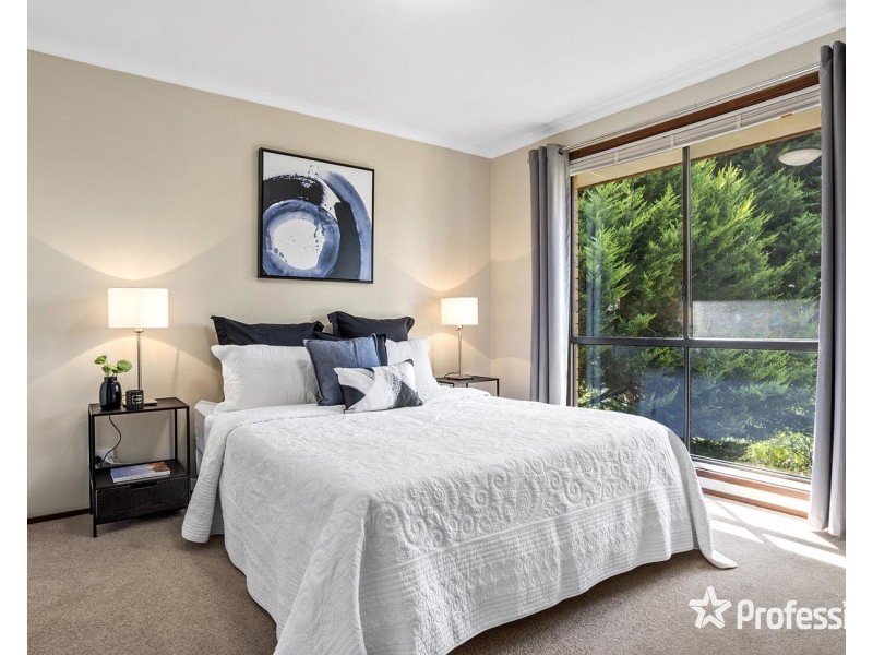 17 Penola Drive, Seville VIC 3139