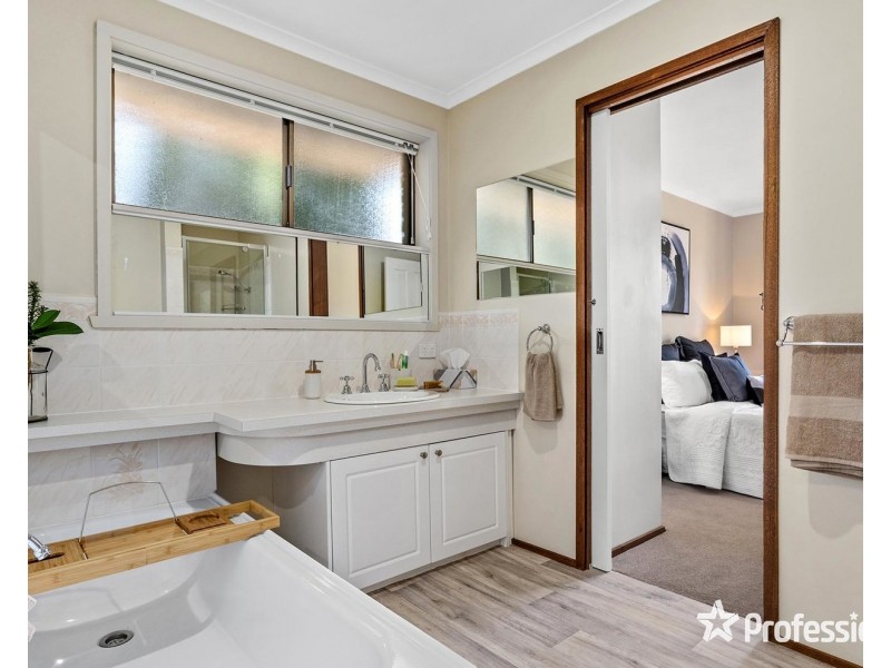 17 Penola Drive, Seville VIC 3139