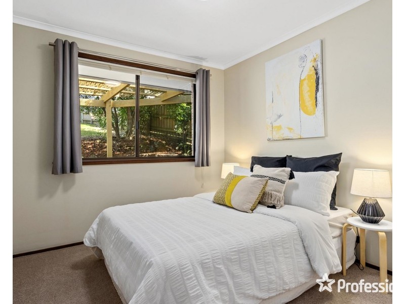 17 Penola Drive, Seville VIC 3139