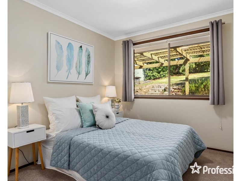 17 Penola Drive, Seville VIC 3139