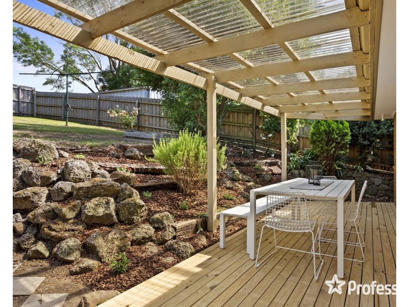 17 Penola Drive, Seville VIC 3139