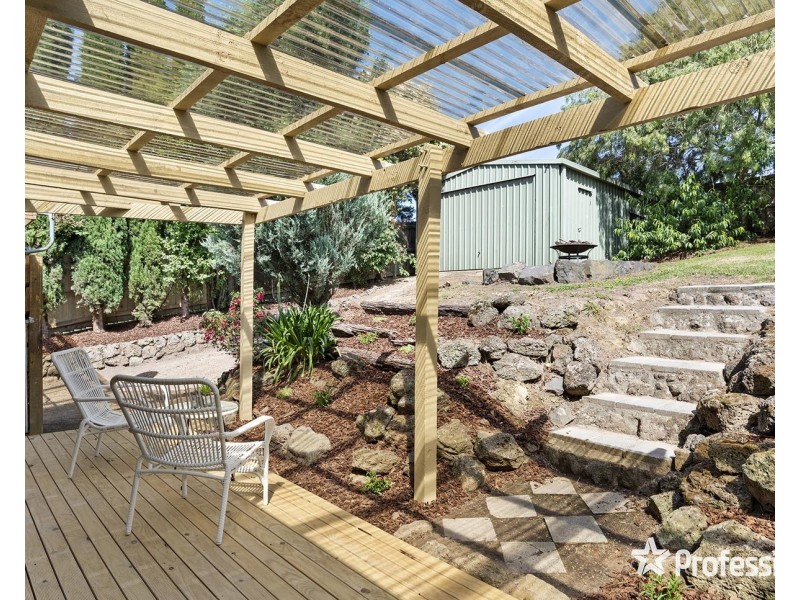 17 Penola Drive, Seville VIC 3139