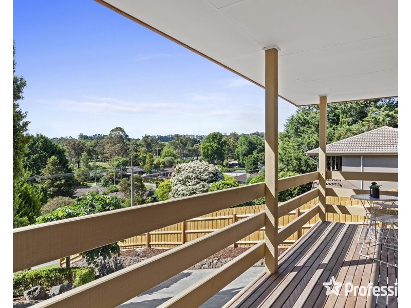 17 Penola Drive, Seville VIC 3139