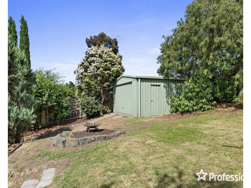 17 Penola Drive, Seville VIC 3139