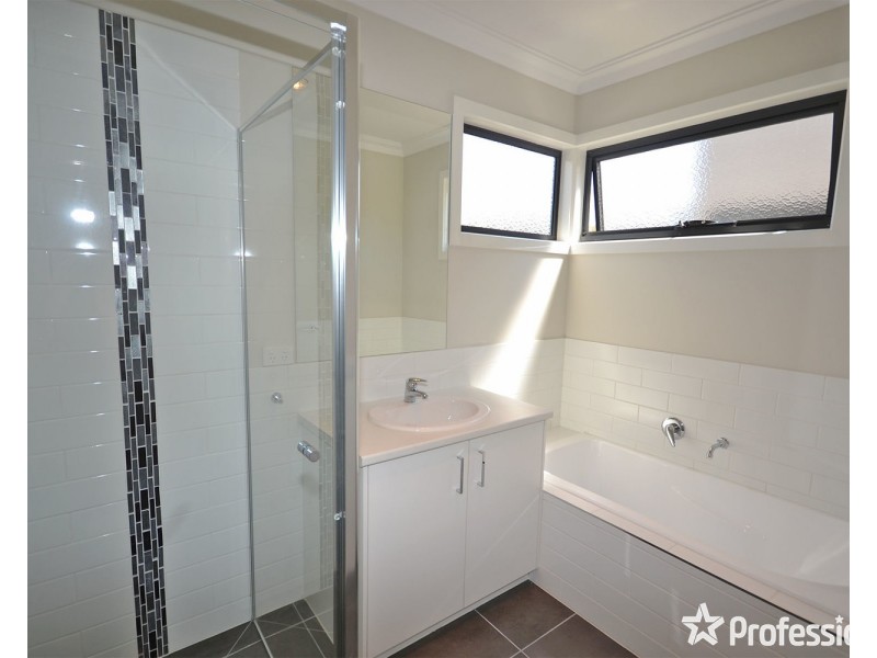 23 Manchester Road, Mooroolbark VIC 3138