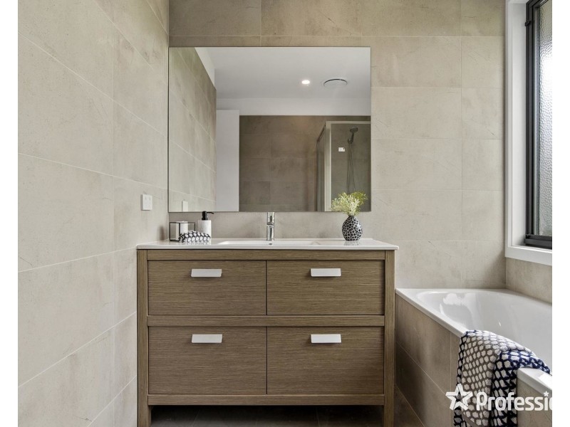 2/1 McIlraith Court, Croydon VIC 3136