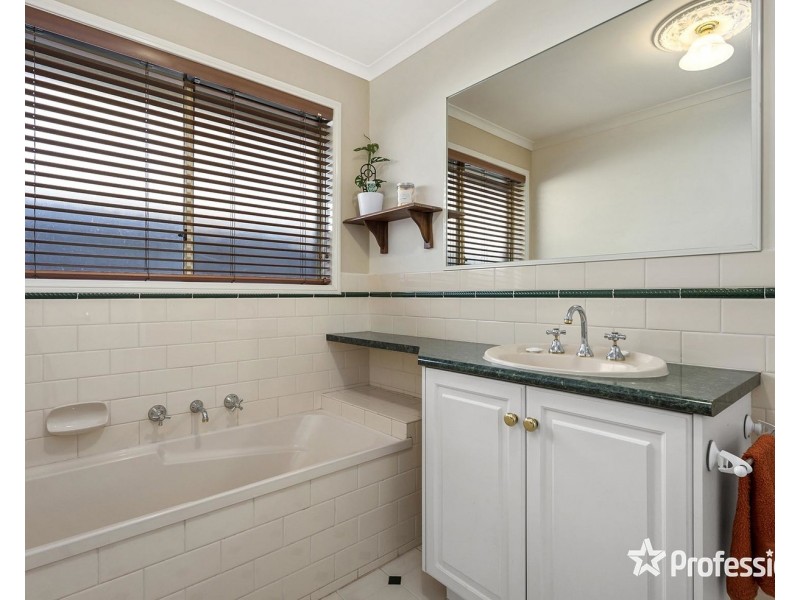 6 Chatswood Grove, Chirnside Park VIC 3116