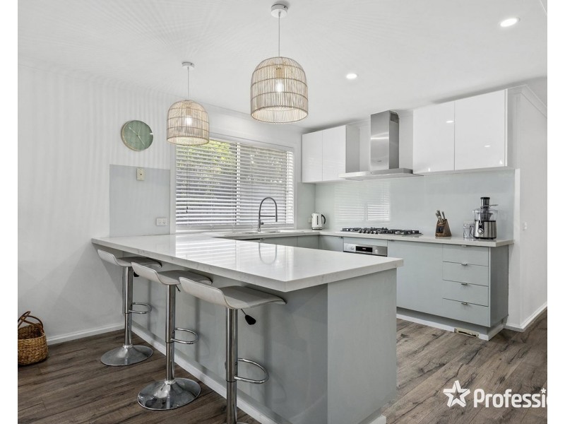 10 Charlwood Drive, Mooroolbark VIC 3138